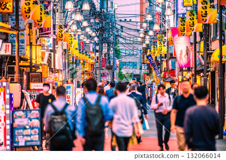 10 月 17 日，日本東京城市景觀。從新橋站烏森出口一側欣賞新橋西口街道。 132066014