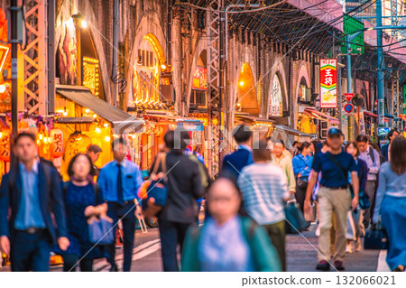 10月17日，日本東京城市景觀。從新橋站烏森出口望去，高架軌道下的酒吧區一覽無遺。 132066021