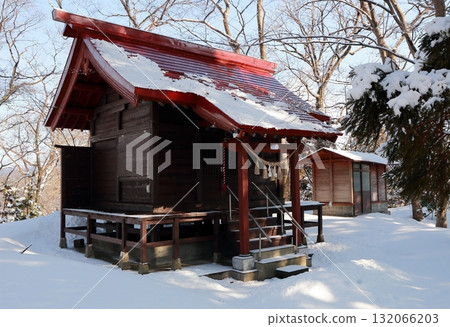 A small snow-covered shrine in my hometown 132066203