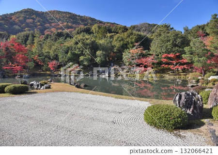 世界遺產:京都嵯峨嵐山臨濟宗總本山天龍寺的紅葉 世界遺產:京都嵯峨嵐山臨濟宗總本山天龍寺的紅葉 132066421