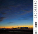 景觀與黃昏的天空和河流 132066589