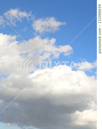 多雲的天空(垂直照片) 多雲的天空(垂直照片) 132066634