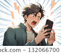 震驚和憤怒的年輕人看著他的智慧型手機 132066700