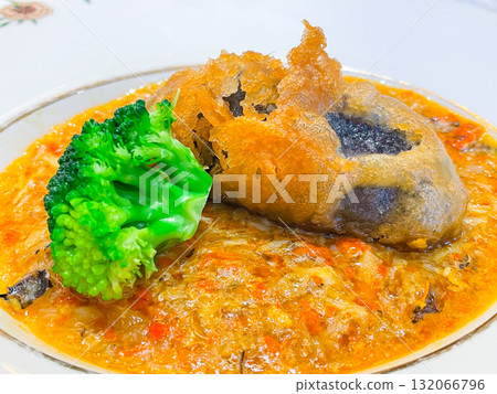 中國上海菜:蟹肉醬炸黑海參 中國上海菜:蟹肉醬炸黑海參 132066796