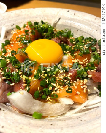 Eat seafood yukhoe at an izakaya 132067148