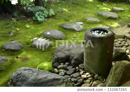 Tsukubai and Japanese gardens 132067265