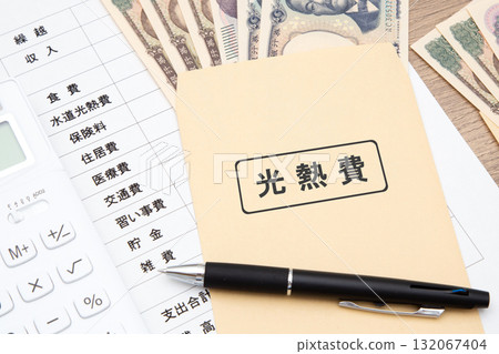 Utility expenses (household budget, household account book) Utility expenses (household budget, household account book) 132067404