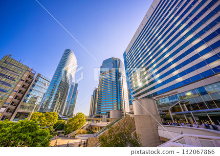日本東京城市景觀，包括品川站和辦公大樓 132067866