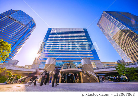日本東京城市景觀，包括品川站和辦公大樓 132067868