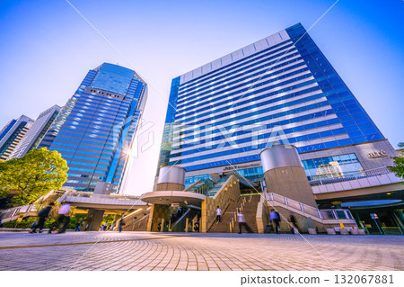 日本東京城市景觀，包括品川站和辦公大樓 132067881