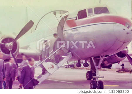【日本航空史】昭和時代的福井機場，1960年代後期｜東亞航空的康維爾240和走下樓梯的人｜ 132068290
