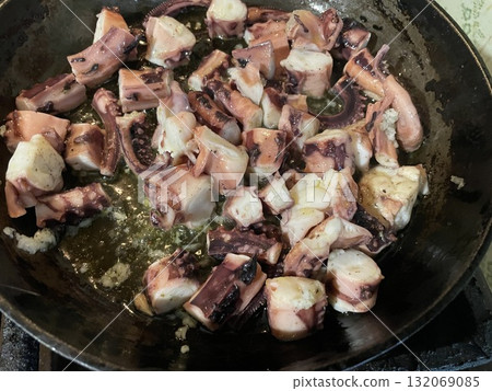 Cooking an octopus step by step 132069085