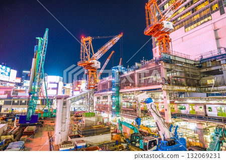 10月17日,日本東京城市景觀。履帶起重機、打樁機等大型重型機械排列整齊…=澀谷 10月17日,日本東京城市景觀。履帶起重機、打樁機等大型重型機械排列整齊…=澀谷 132069231