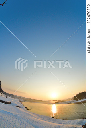 Shinano River morning view (Niigata Prefecture) 132070550