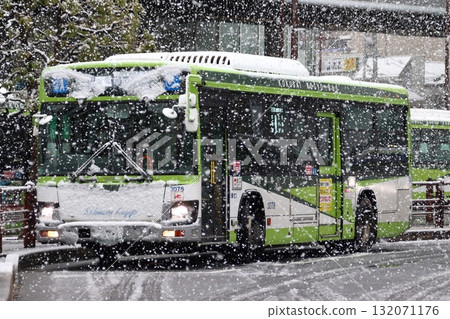 雪天停在川口站東口的國際工業巴士 132071176