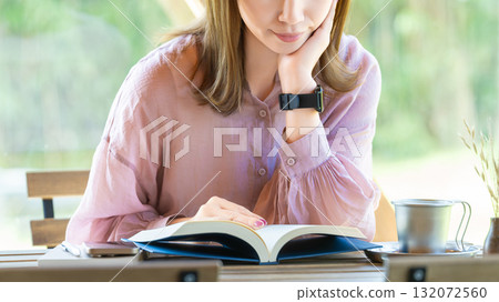 讀在咖啡館的婦女 132072560