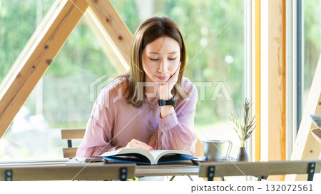 讀在咖啡館的婦女 132072561