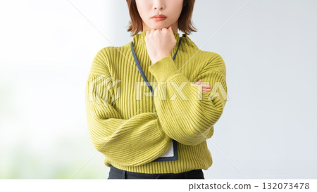 A woman with a troubled expression / business woman 132073478