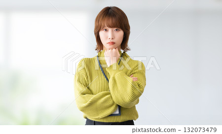 表情苦惱的女人/女商人 表情苦惱的女人/女商人 132073479