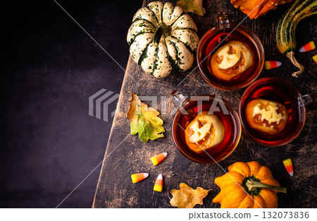 Haloween spicy apple cider drink 132073836