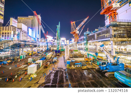 10月17日，日本東京城市景觀。履帶起重機、打樁機等大型重型機械排列整齊…=澀谷 132074516