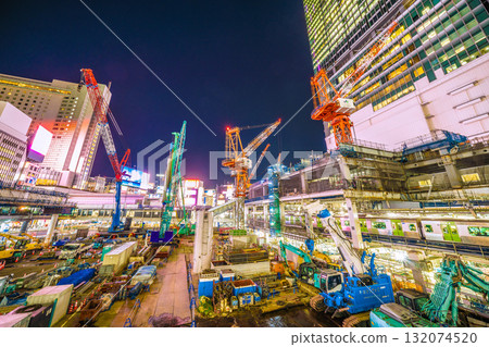 10月17日，日本東京城市景觀。履帶起重機、打樁機等大型重型機械排列整齊…=澀谷 132074520