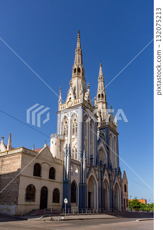 The impressive twin spires of the historic Parroquia San Roque Church in Barranquilla, Colombia, under a clear blue sky. 132075213