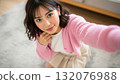 微笑的女人在房間休息時自拍 132076988