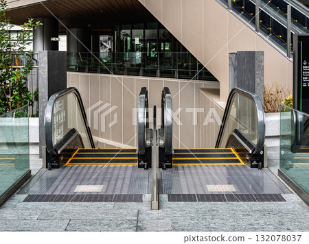 自動扶梯前安裝點字塊的範例 132078037