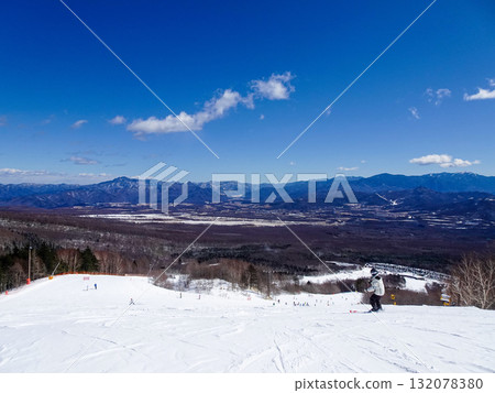 滑雪勝地的雪山 滑雪勝地的雪山 132078380