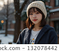 走在雪的婦女 132078442