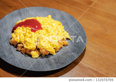 煎蛋飯晚餐,米飯上放有鬆軟的溏心雞蛋和番茄醬 煎蛋飯晚餐,米飯上放有鬆軟的溏心雞蛋和番茄醬 132078709