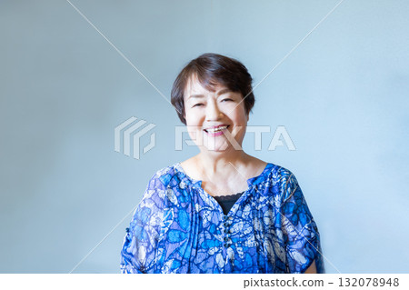 輕鬆微笑的高級女性上半身正面 輕鬆微笑的高級女性上半身正面 132078948