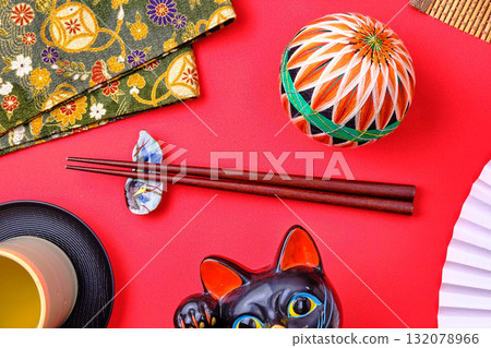 紅色背景上的日本物品 132078966