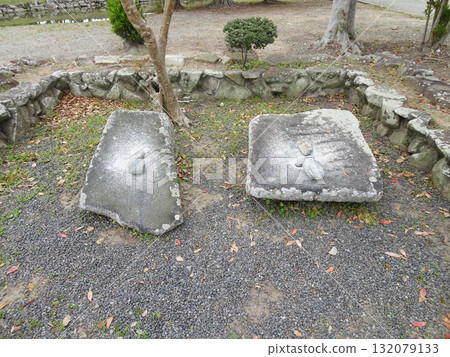 "Irresistible stone" at the site of the Ninomaru Gate of Ako Castle (Ako City, Hyogo Prefecture) "Irresistible stone" at the site of the Ninomaru Gate of Ako Castle (Ako City, Hyogo Prefecture) 132079133