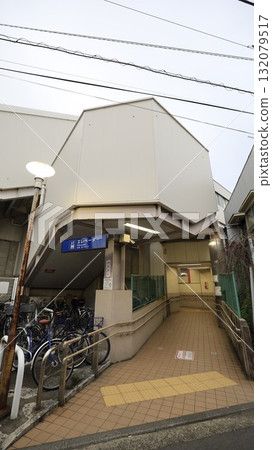 Elevator entrance on the west side of the entrance to Tsurumiichiba Station on the Keikyu Main Line 132079517