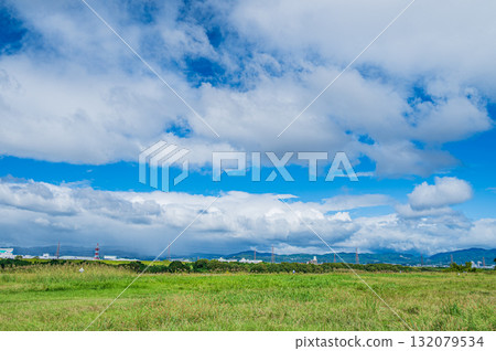 大阪府枚方市淀川河床上空飄浮的雲彩 大阪府枚方市淀川河床上空飄浮的雲彩 132079534