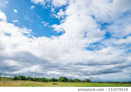 Clouds floating in the sky above the Yodo River riverbed, Hirakata City, Osaka Prefecture 132079538