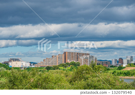 View of Hirakata City covered in gray clouds from Takatsuki City on the right bank of the Yodo River 132079540