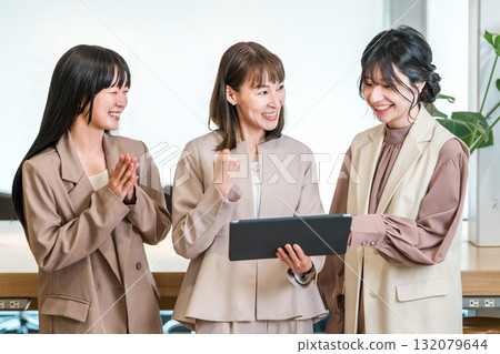 女商人一邊開會一邊看平板電腦 132079644