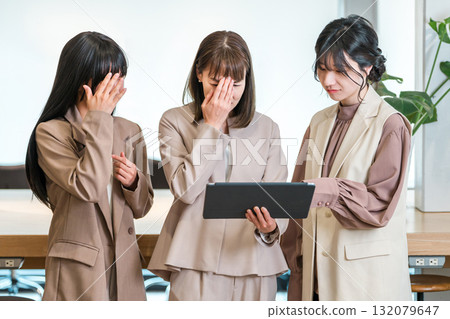 女商人一邊開會一邊看平板電腦(評論、失敗、低分、口碑) 女商人一邊開會一邊看平板電腦(評論、失敗、低分、口碑) 132079647