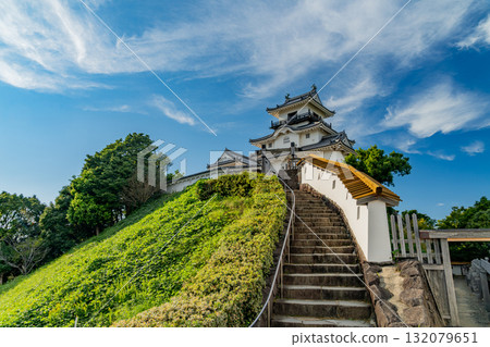 Kakegawa Castle's keep shining against the blue sky 132079651