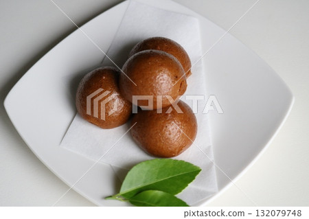 鬆軟的饅頭,下午茶時間,綠葉 鬆軟的饅頭,下午茶時間,綠葉 132079748