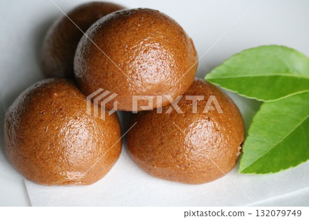 鬆軟的饅頭，下午茶時間，綠葉 132079749