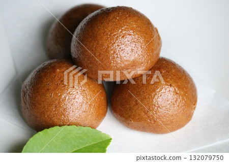 鬆軟的饅頭,下午茶時間,綠葉 鬆軟的饅頭,下午茶時間,綠葉 132079750