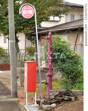 新潟縣大雪地區的高大消防栓 新潟縣大雪地區的高大消防栓 132079752