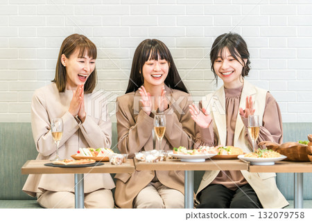在餐廳舉辦晚宴、酒會和女生聚會的職場女性 132079758