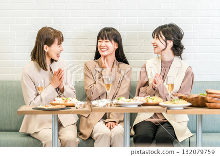 在餐廳舉辦晚宴、酒會和女生聚會的職場女性 132079759
