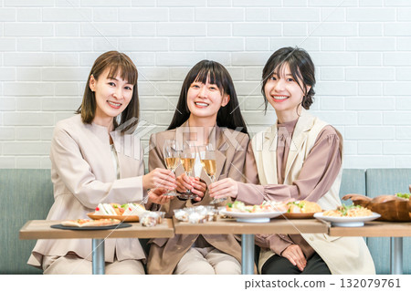 Businesswomen having dinner parties, drinking parties, and girls' gatherings at restaurants 132079761