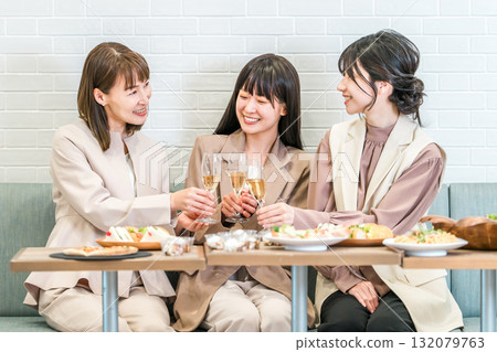 Businesswomen having dinner parties, drinking parties, and girls' gatherings at restaurants 132079763